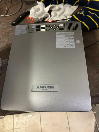 Mitsubishi XL1XU Projector – XGA 3LCD Projector !, View more