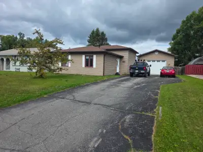 Bastedo Crescent Welcome to Bastedo Crescent, a spacious 3-bedroom, 4-level backsplit offering a pra...