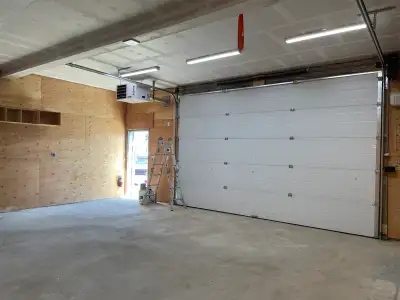 Note: This is a garage/shop space for commercial or workspace use. It is NOT a residential apartment...