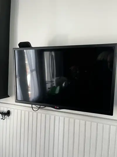 TV 30 intelligente et son support au mur, View more