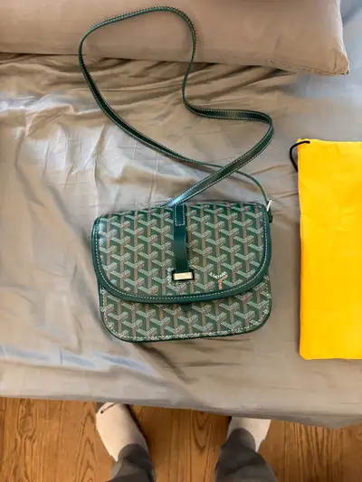 This is a used Goyard bag, a stylish and compact accessory in very good condition. Perfect for carry...
