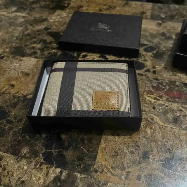 designer  Burberry wallet in Women's - Bags & Wallets in Windsor Region - Image 2