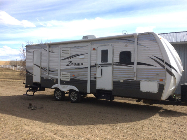 2015 26KS Zinger (bunks, island kitchen) in Travel Trailers & Campers in Lloydminster