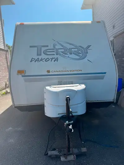 2004 22FT Dakota Travel Trailer Canadian Edition,, can sleep 4 comes with Spare tire we are selling...
