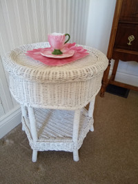 WICKER VINTAGE WHITE ROUND SIDE TABLE