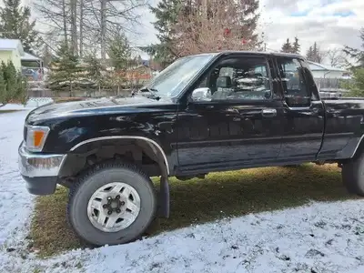 For sale !994 Toyota Hilux 4x4, 3 speed automatic, with overdrive, comes with extra rims with summer...