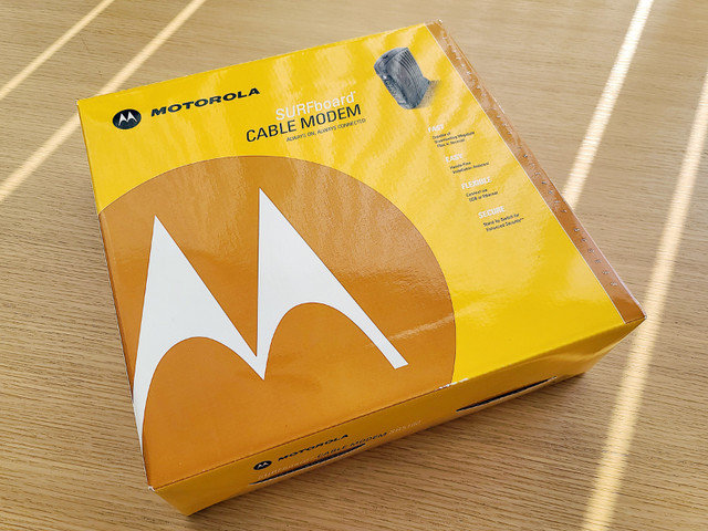 Motorola SURFboard Cable Modem SB5100 - like new in Networking in Mississauga / Peel Region