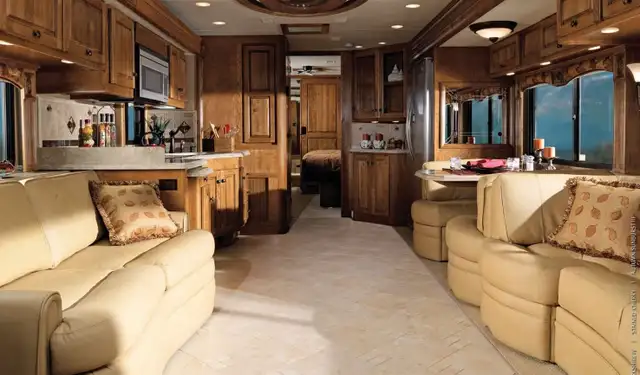 FLORIDA READY - Monaco Dynasty - 4 extensions - VR 45’ – Diesel in RVs & Motorhomes in Laurentides - Image 6