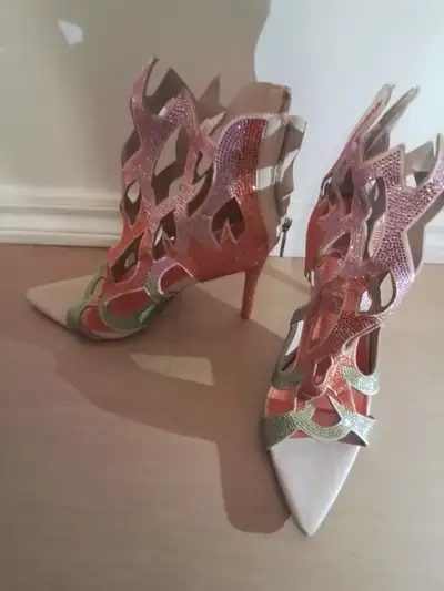 Sandales a talon haut neuve grandeur 10, View more