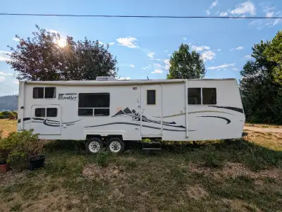 27 Foot 2005 Frontier 270SL by Vanguard. High quality Canadian made trailer with the best layout! 59...