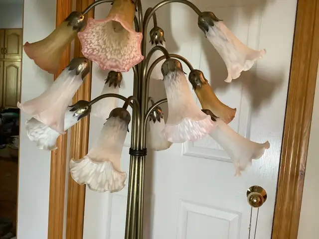 Tiff Sty Floor Lamp w 12 Lily Glass Shades Bronzed Lily Pad Base in Indoor Lighting & Fans in Belleville - Image 8