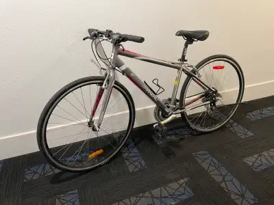 Velo en aluminium Louis Garneau en très bonne état, cadre M et roues 28’’