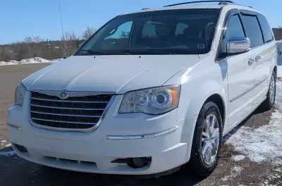 2008 Chrysler Town and Country Limited (4.0 Liter) - 325,000 KMs daily driver – inspected to end of...