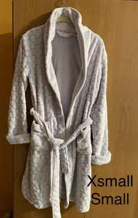 Robes de chambre pour femme (2 modèles à $5 chaque)