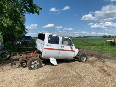 Square body Crew Cab Cab no rust Good rockers Good Cab corners Good floors Passenger front door has...