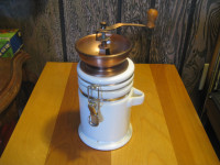 Moulin à café mécanique avec jarre.