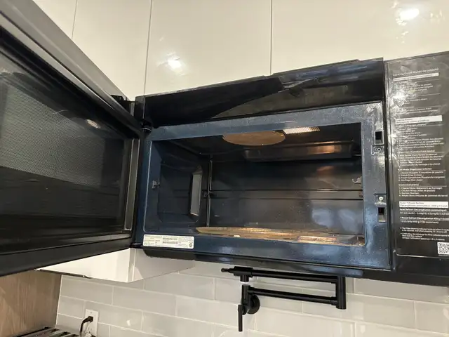 Samsung OTR Microwave  in Microwaves & Cookers in City of Toronto - Image 3