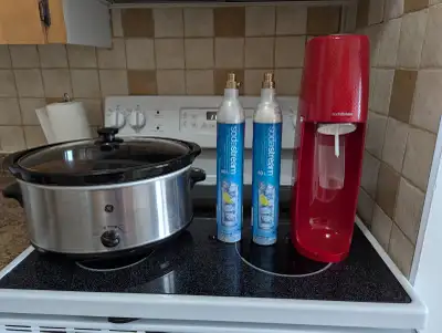 Mijoteuse en très bon état très peu servi Une machine soda stream vient avec deux bouteilles Mijoteu...