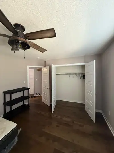 Private room available from 1st June. Shared kitchen & washroom. Scarletwood Street Stoney Creek. Cl...