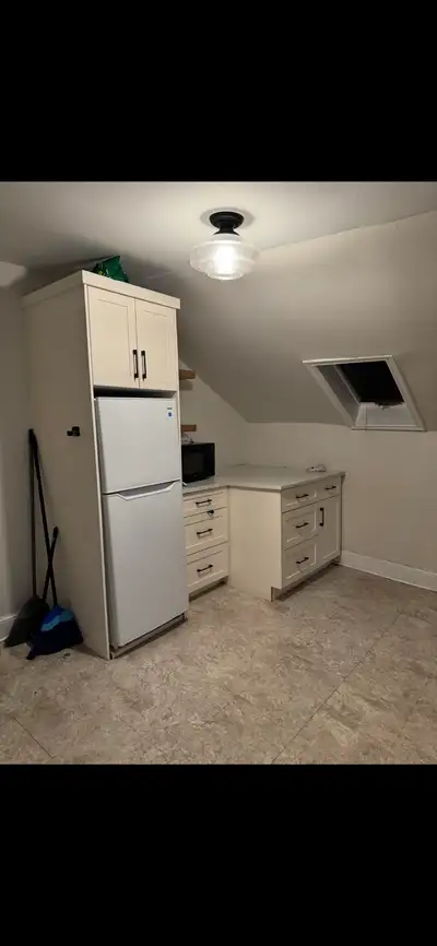 3 bedroom 1 bathroom apartment unit available June 1st. Located in downtown Charlottetown. Text or c...