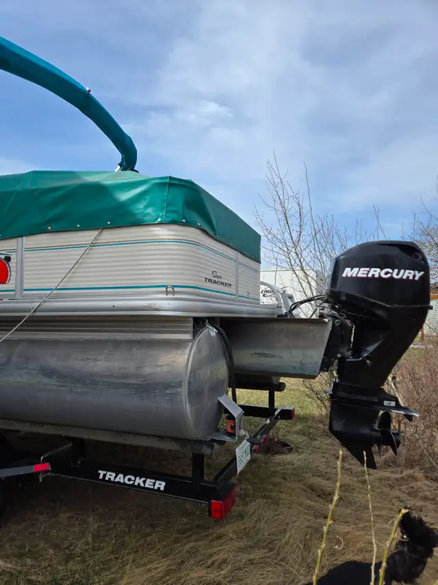 2012 21 ft Pontoon boat. Fishing barge with 60hp motor big foot. in Powerboats & Motorboats in Regina - Image 3