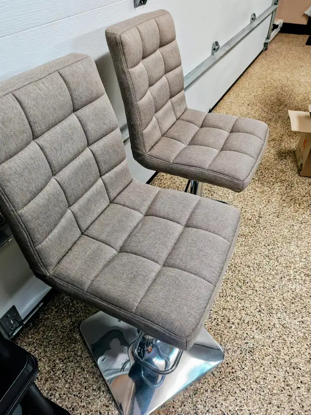  2 tabourets de comptoir / bar ajustables – Tissu beige in Chairs & Recliners in Lanaudière - Image 4