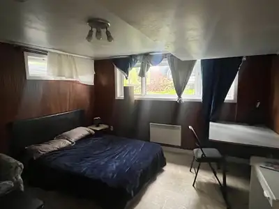 Lumineux et spacieux logement au demis sous sol, meublé, frigidaire, tables, lit, poêle, l essentiel...