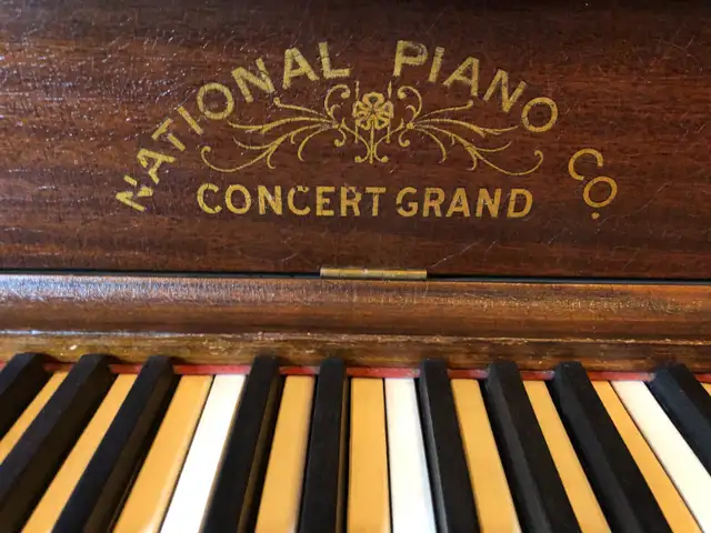 Upright Piano, National Piano Co. in Pianos & Keyboards in Laurentides - Image 4