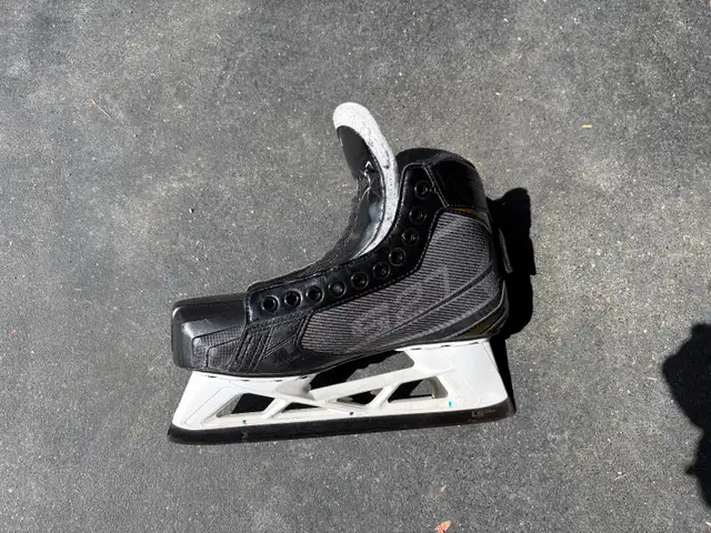 Bauer intermediate goalie skates in Hockey in Oakville / Halton Region - Image 2