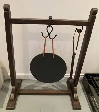 Gon en fer sur support en bois, View more