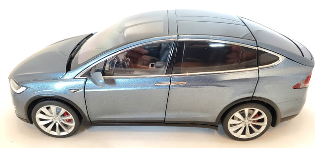 1:18 Diecast Dealer Edition Tesla Model X P100D Grey Metallic NB in Arts & Collectibles in Kawartha Lakes - Image 2