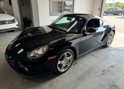 Experience the thrill of driving this sleek, used 2009 Porsche Cayman, boasting a powerful engine an...