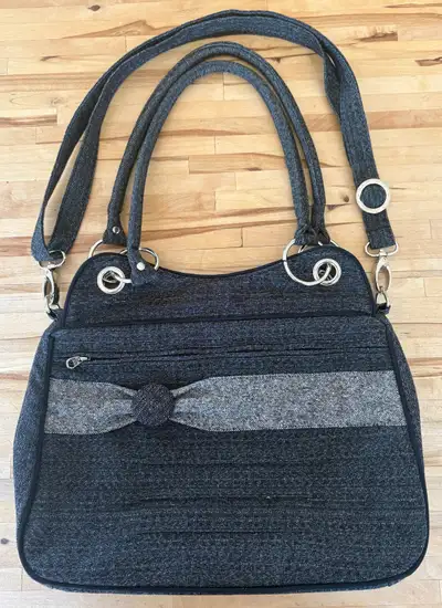 Sac Jak's Sac à bandoulière neuf! Payé 99$ + taxes Matière : Polyester et lainage Courroie : Bandoul...