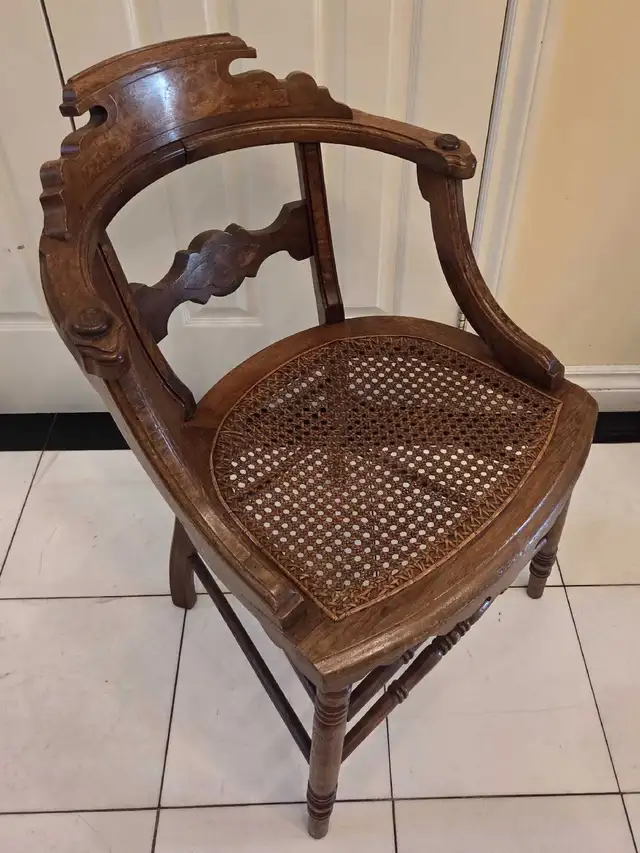 ANTIQUE LATE VICTORIAN 1890'S CARVED  WALNUT CANE SEAT CHAIR in Chairs & Recliners in City of Toronto - Image 3