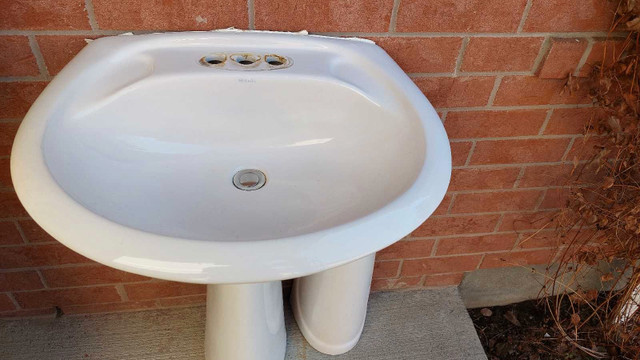 Pedestal sink  in Plumbing, Sinks, Toilets & Showers in Ottawa - Image 2