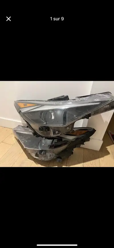 Phares de Hyundai Elantra 2022 à vendre en l’état. Les feux/lumières fonctionnes mais certaine parti...