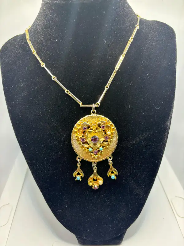 Vintage Pendant Necklace - Costume Jewelry in Jewellery & Watches in Fredericton - Image 2