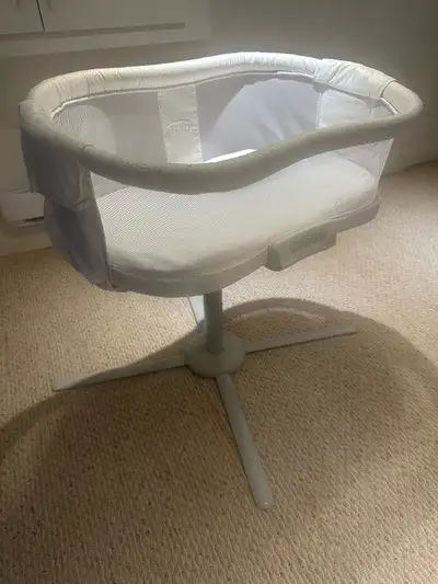 Halo bassinet. Adjustable height. Built-in vibration and white noise.