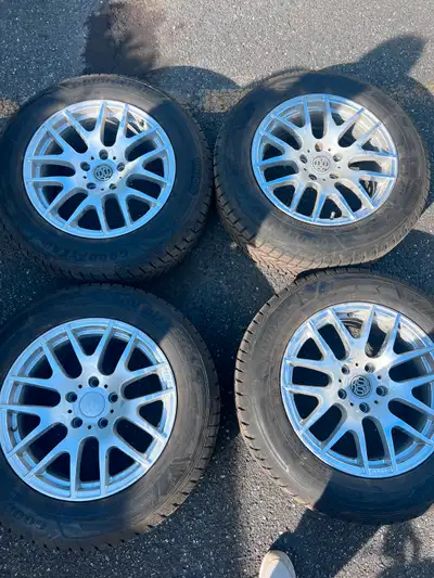 Ensemble de roue à vendre! Pneu Goodyear UltraGrip performance+ 225/65R17 en tres bon état et très p...