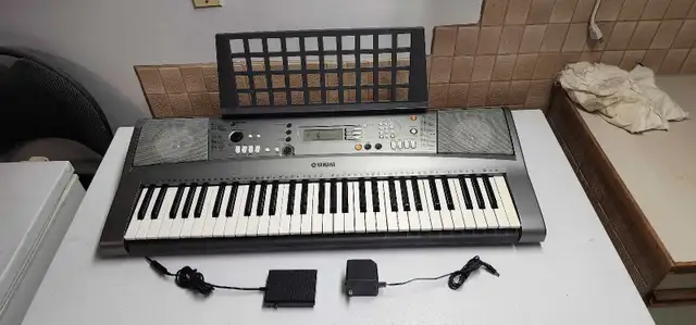 Yamaha portatone electronic keyboard ypt 310 in Pianos & Keyboards in Calgary - Image 2
