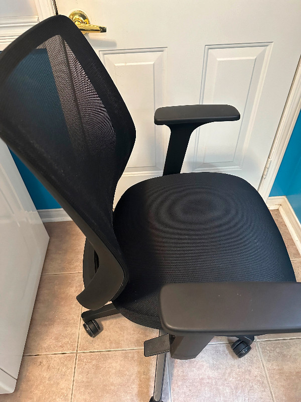 Staples Ergo Office Desk Chair with mesh back in Chairs & Recliners in Oakville / Halton Region - Image 2