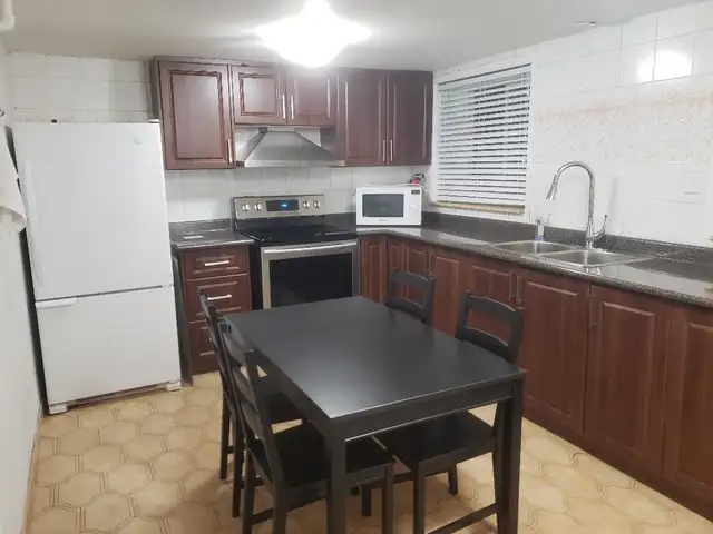 Room for rent in Scarborough! Great location!