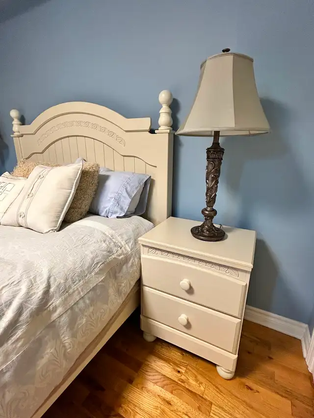 Set de chambre en bois blanc/creme in Beds & Mattresses in Longueuil / South Shore - Image 5