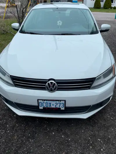 2014 jetta tdi comfortline 2L diesel.power windows, mirrors,sunroof. 6 speed standard,137,00km,winte...