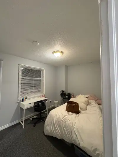 ⭐️Looking for a female roomate. ⭐️House of 3rd year girls. ⭐️Located on Frontenac St. ⭐️2 min walk t...