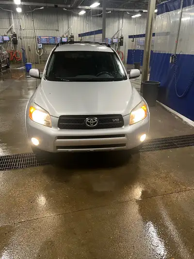 This 2007 Toyota RAV4 V6 comes equipped with a powerful engine and all-wheel drive, making it a reli...