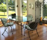 Table et quatre chaises pour l’intérieur ou l’extérieur