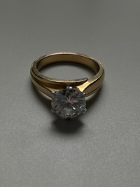 18k gold women’s ring with diamond 
