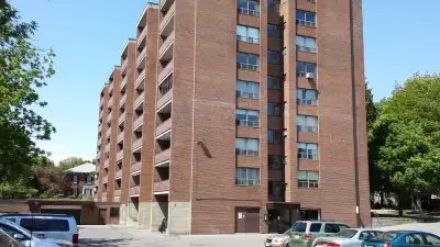 IDEAL FOR MATURE ACTIVE ADULTS, SENIORS AND RETIREES Spacious and bright apartment Quiet location cl...