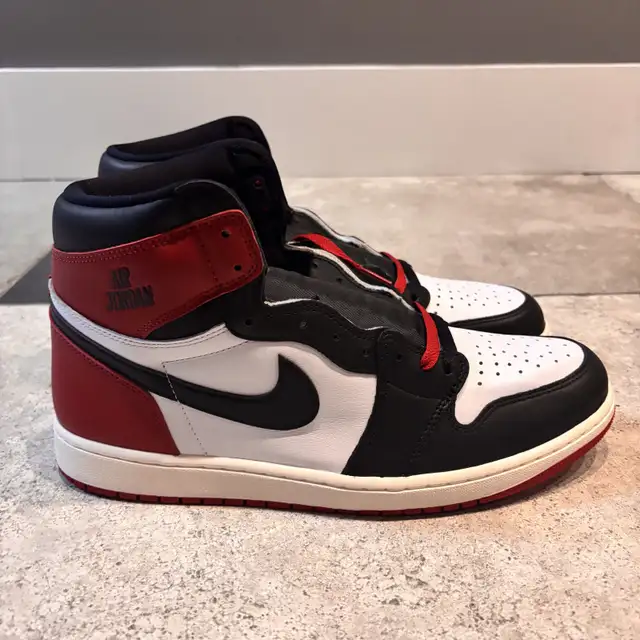 Nike Air Jordan Retro 1 OG Mens Size 13 Brand New In Box in Men's Shoes in City of Montréal - Image 3